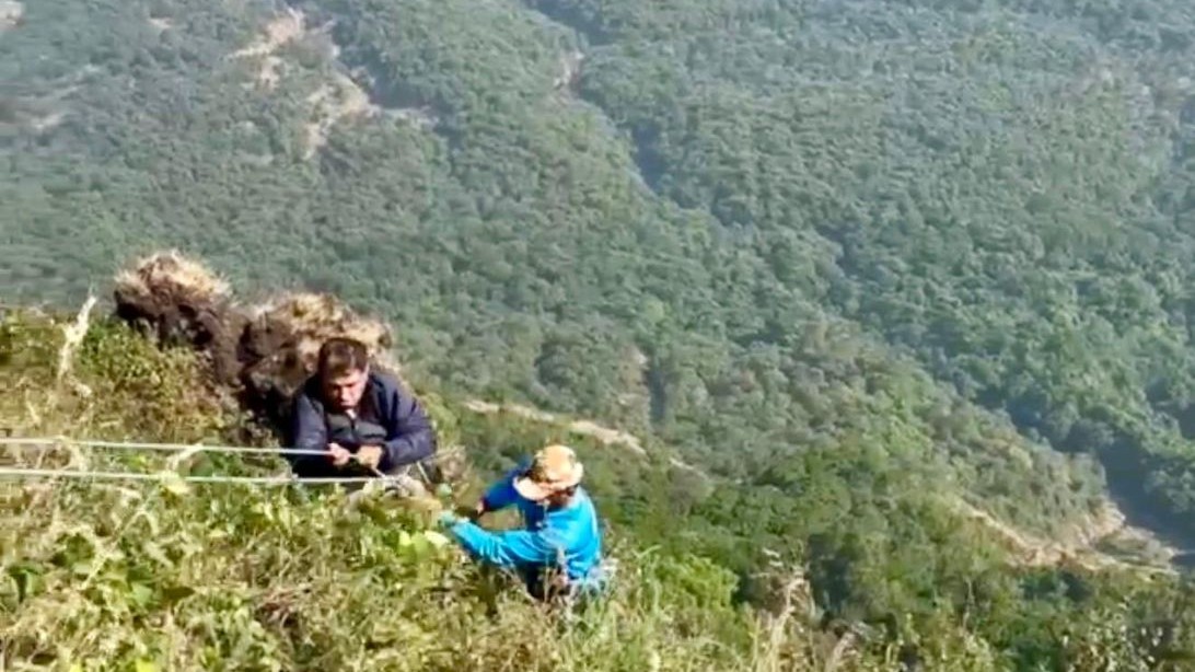 Mountaineers rescue trekker who slipped at Maharashtra's Chanderi Fort