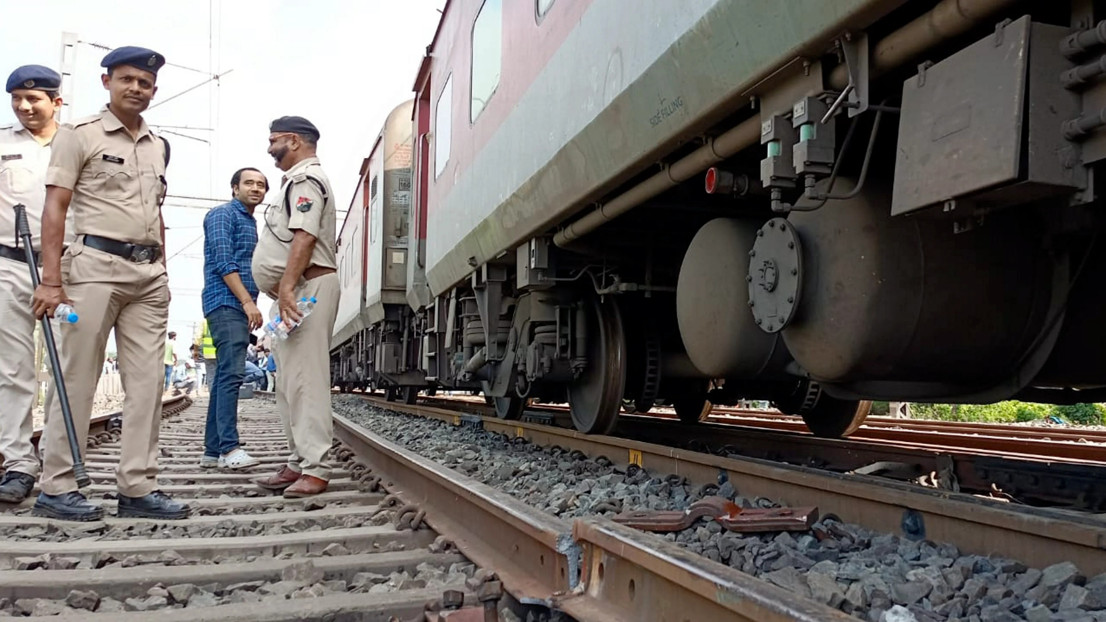 Brisk checking at Howrah, Sealdah stations amid nationwide vigil following Nowgam, Delhi blasts