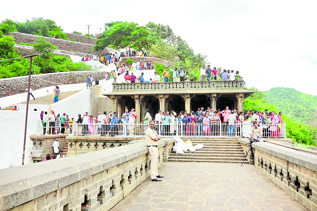 Visitors watching the grandeur of the V V Sagara reservoir. Photo by V Chandrappa
