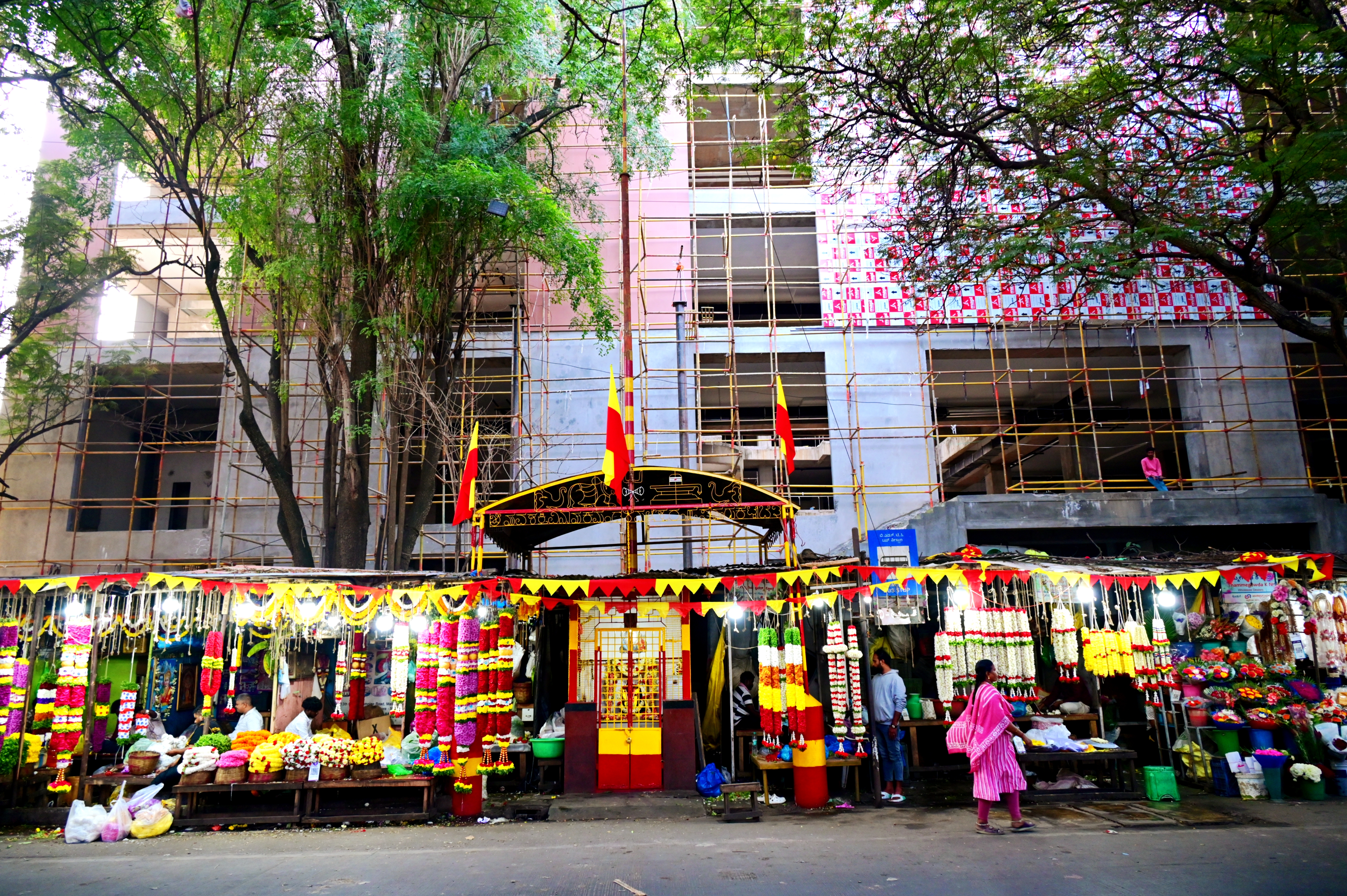 The new market will host local fruit and flower vendors on the ground floor while the first to fifth floors have been developed in a modern mall style. 