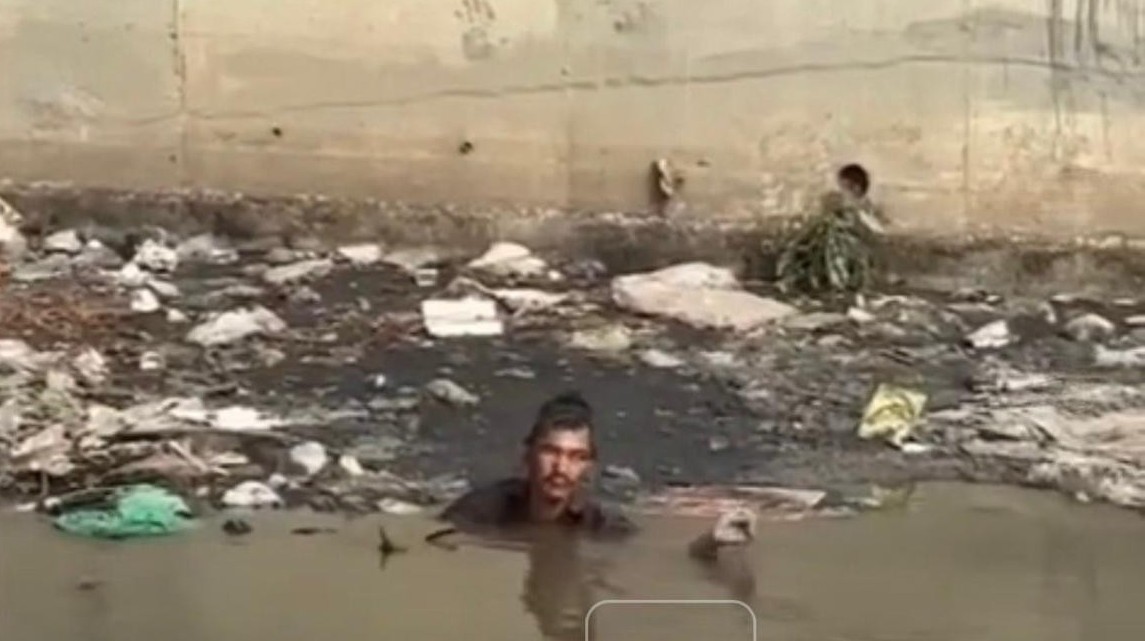 Bengaluru: Drunken man plunges into Silk Board Canal, flees after dramatic rescue