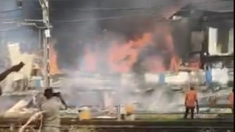 Mumbai fire: Major blaze in huts close to local train tracks; Bandra-Mahim services suspended (Video)