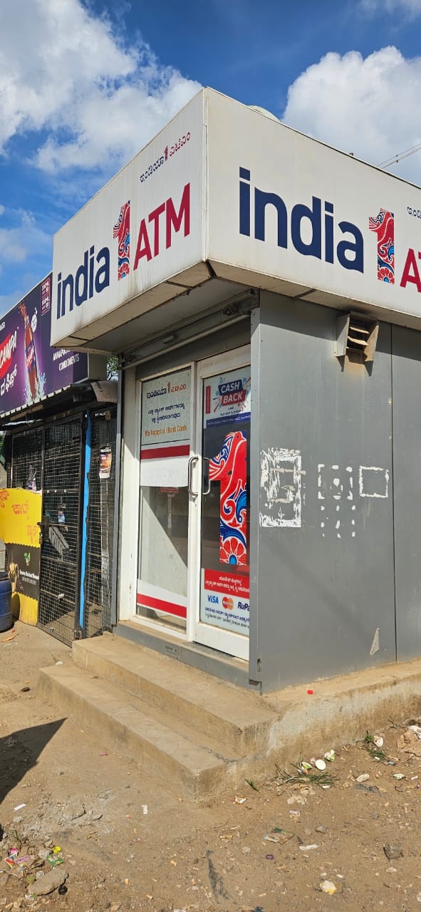 The ATM kiosk in Doddabele, Kengeri, looked more like a flimsy petty shop than a secure facility. DH PHOTO/Manjunath Shettar