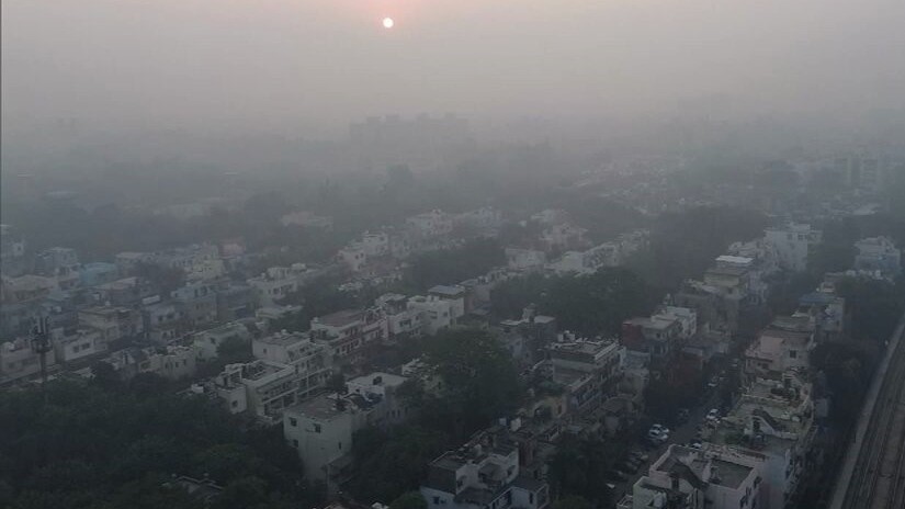 Delhi continues to choke, several areas log 'severe' with AQI of 400