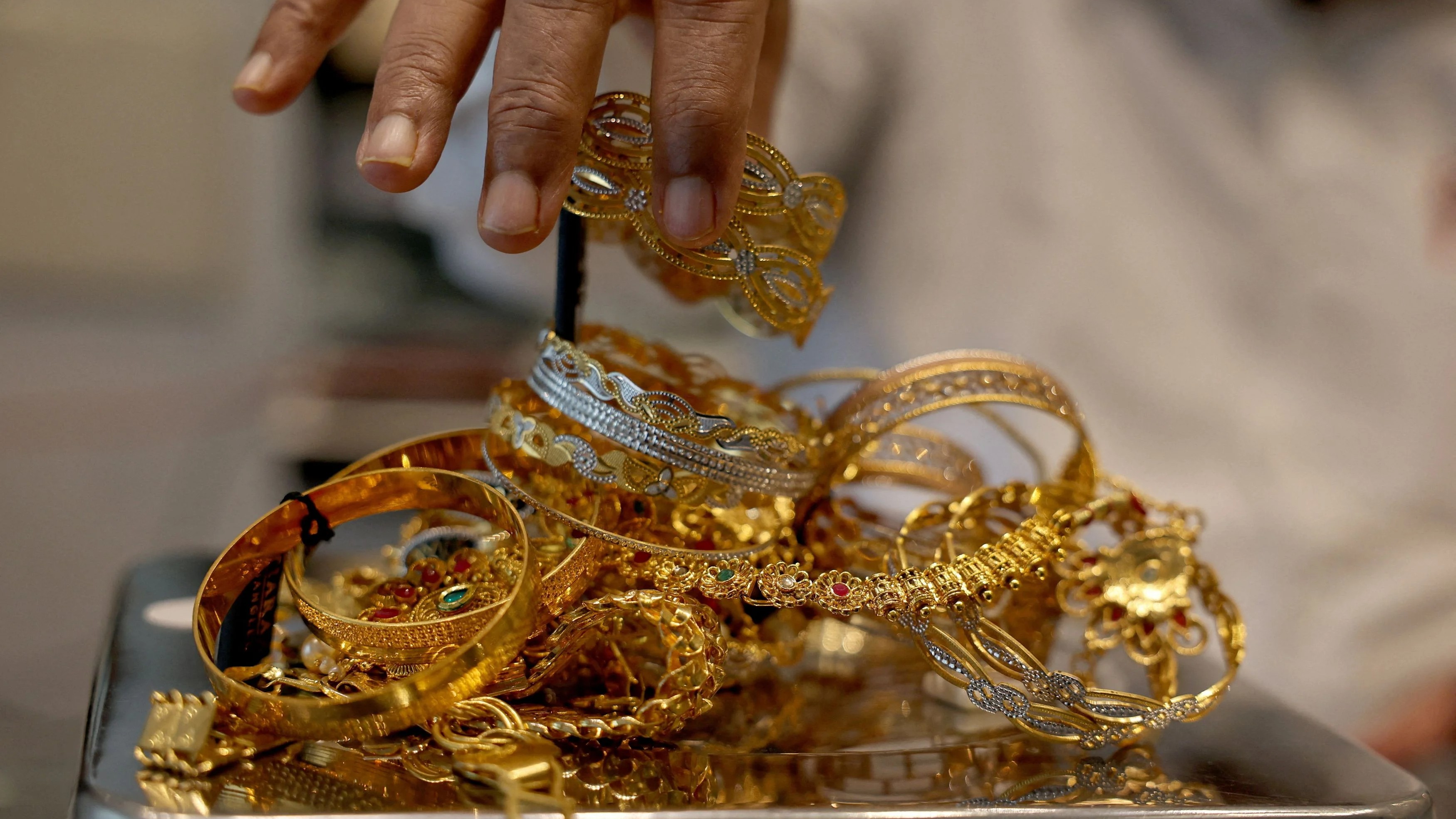Gold futures climb to Rs 1.25 lakh/10g as investors watch for Fed rate cut next month