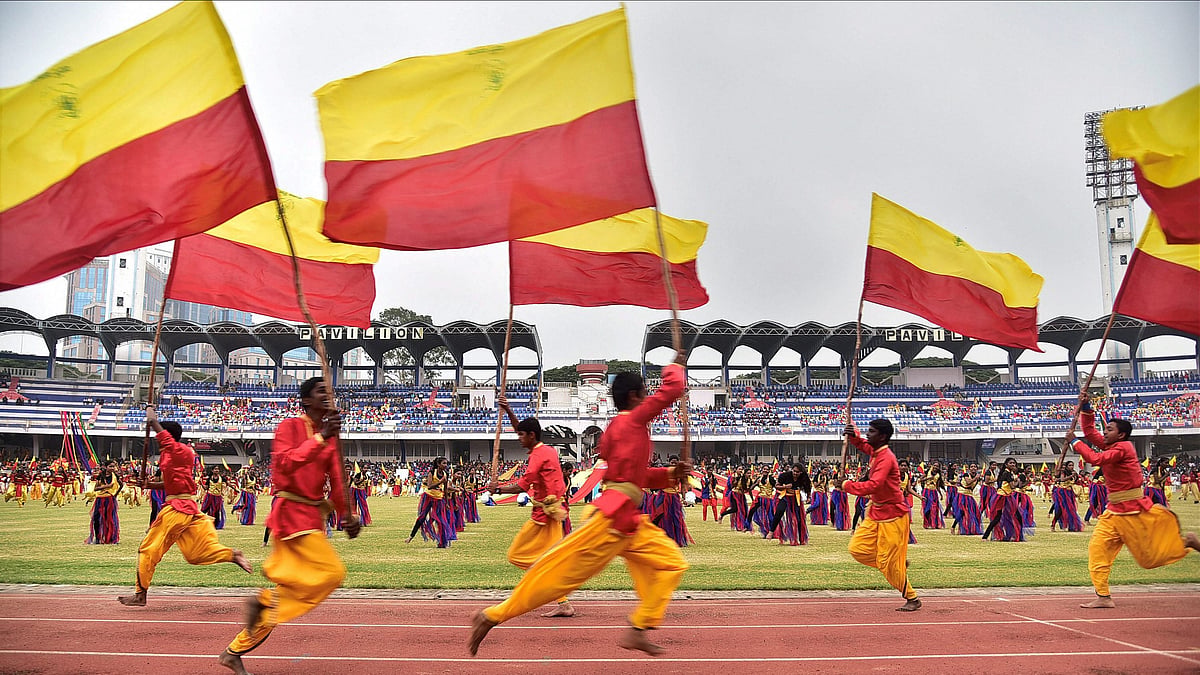 1 km-long flag rally on occasion of Kannada Rajyotsava