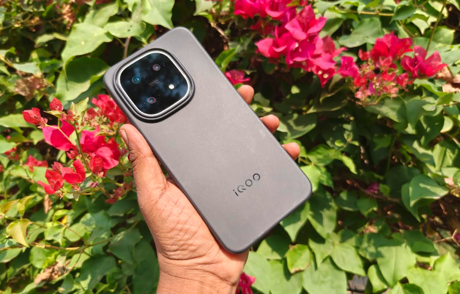iQOO 15.