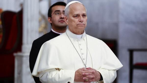 Pope Leo removes shoes but doesn't pray on visit to Istanbul's Blue Mosque
