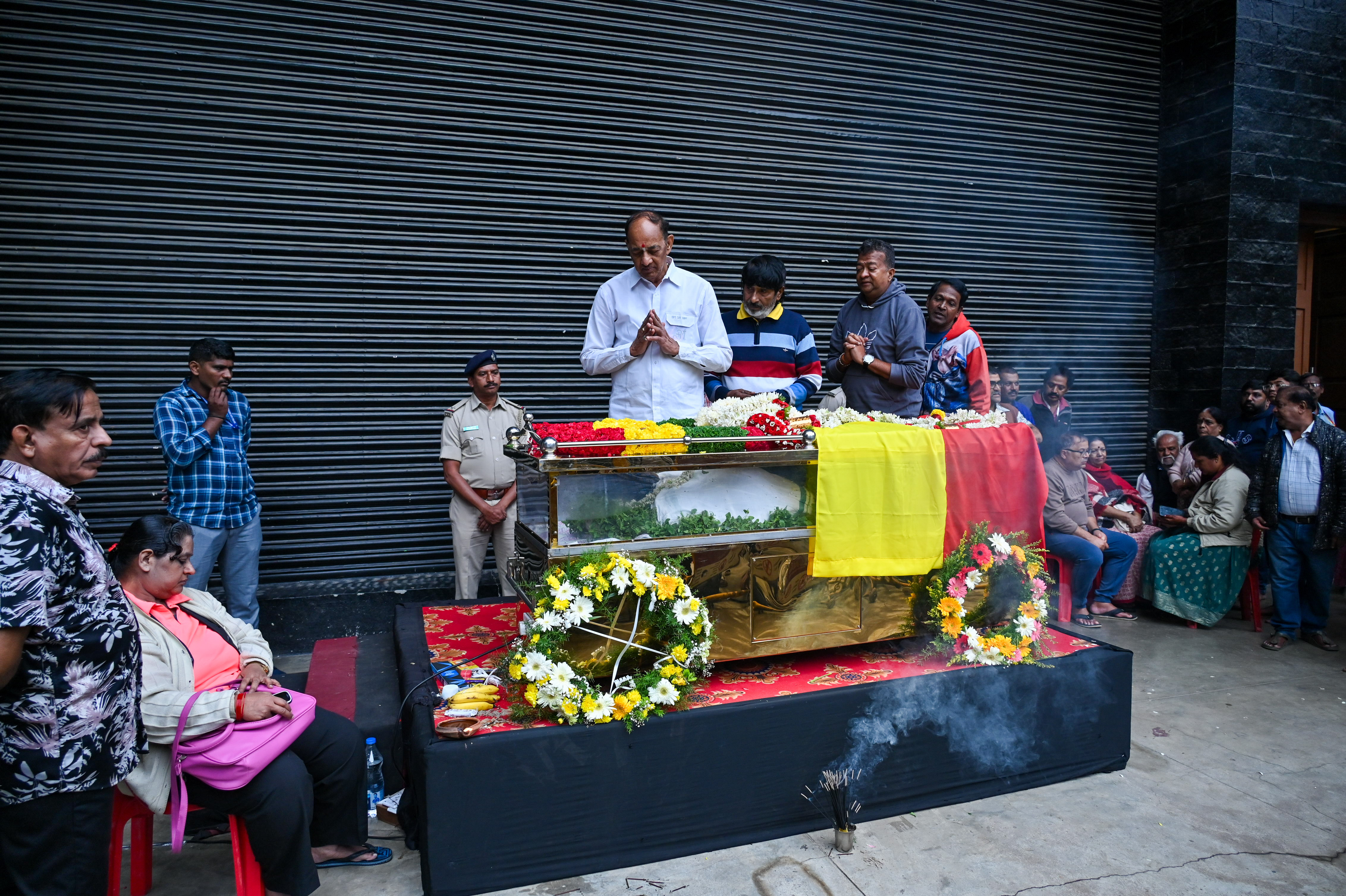 The actor’s body was kept for a final viewing at Ravindra Kalakshetra on Sunday, allowing hundreds of fans and industry colleagues to pay their last respects. 