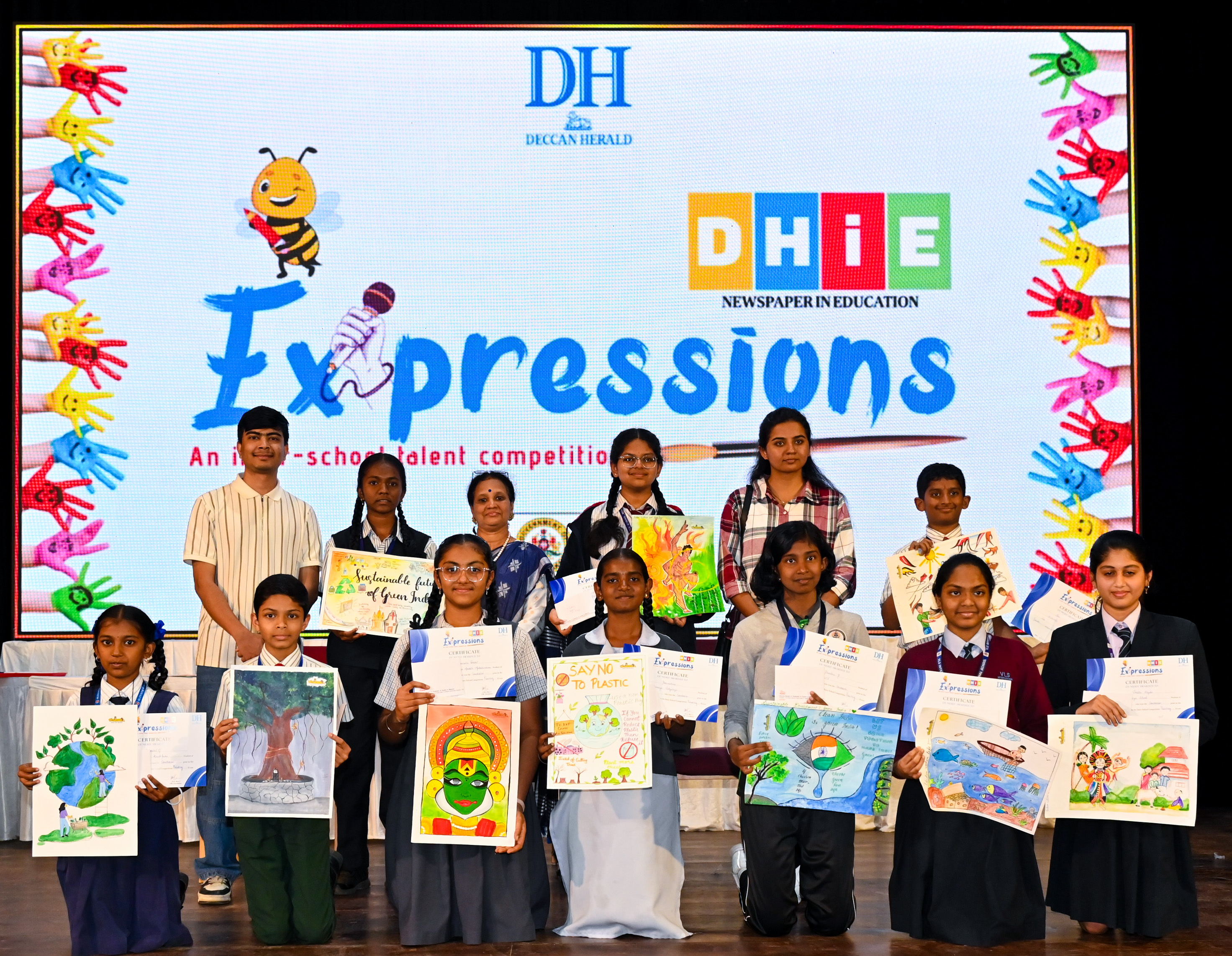 Winners of senior and junior division painting competition. DH PHOTOs/Pushkar V