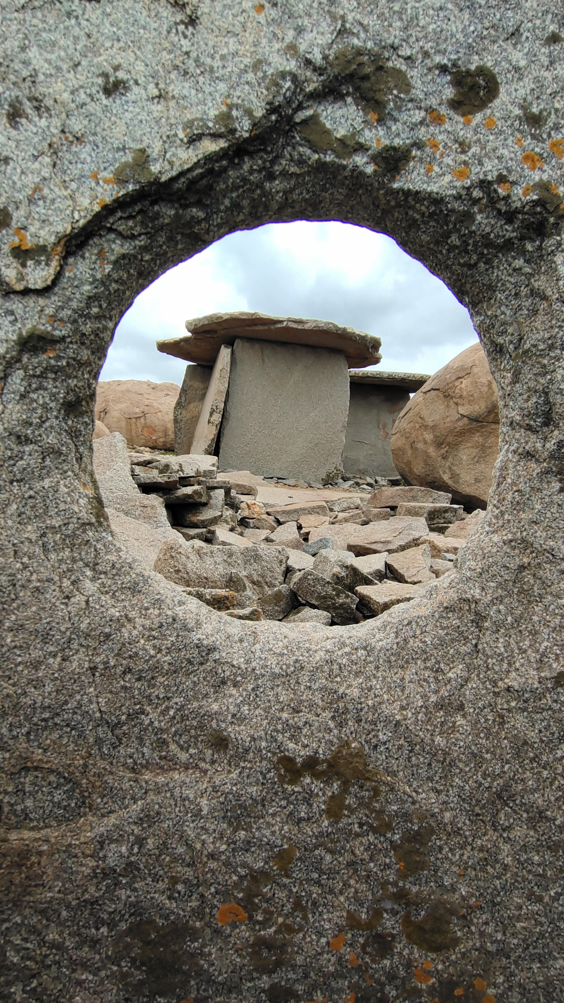 A tall dolmen of the central cluster at Hire Benakal. Photo by author