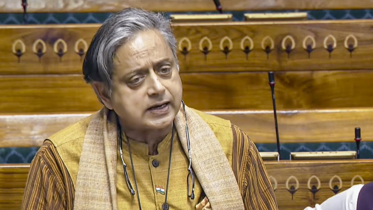 Shashi Tharoor says he was ignorant of Veer Savarkar award; organisers deny
