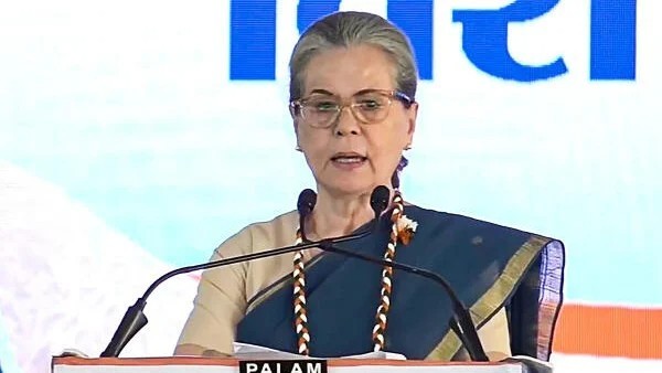 Sonia joins Congress meeting on Karnataka rumblings for first time