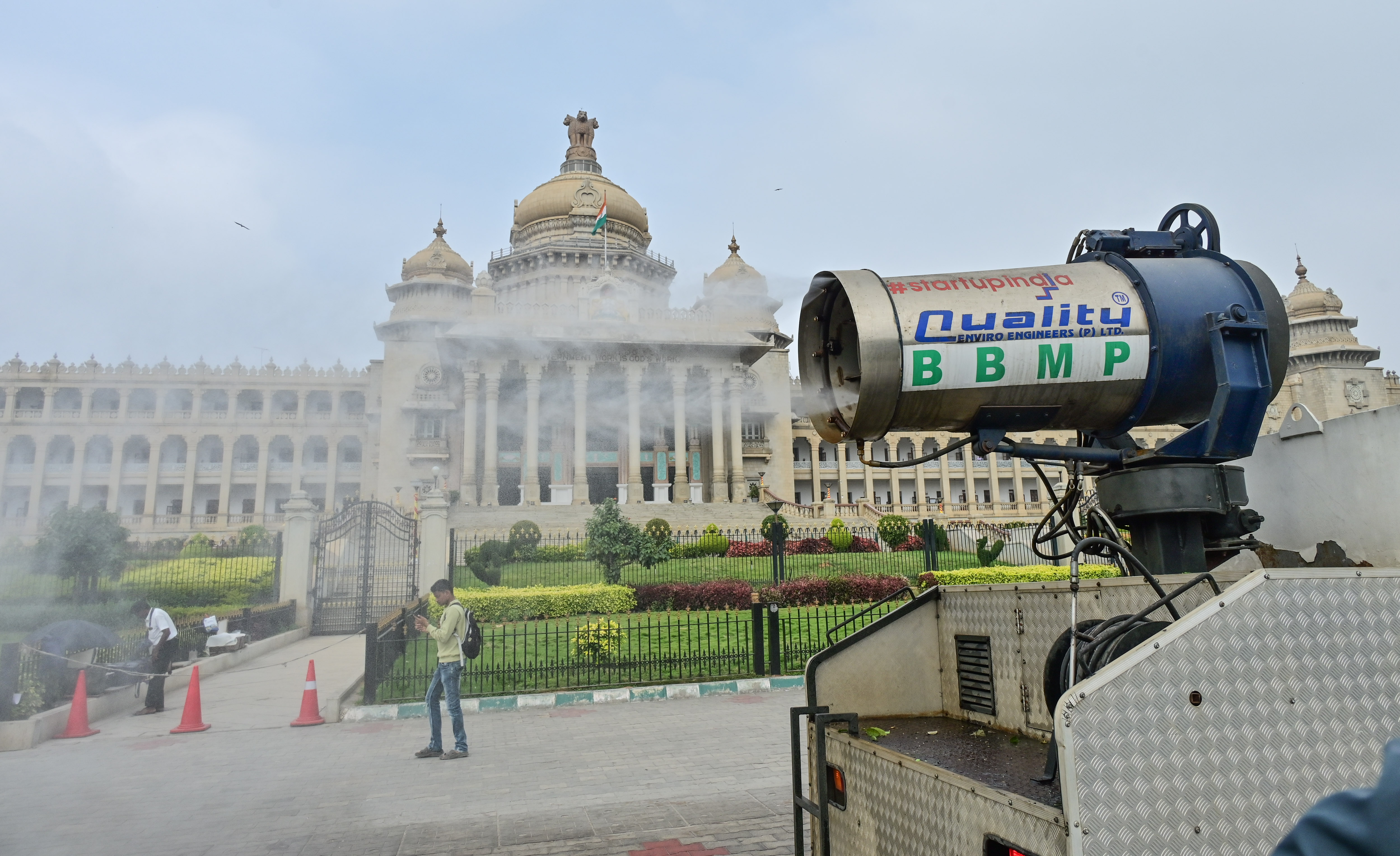 An anti-smog gun installed outside the Vidhana Soudha. DH FILE PHOTO