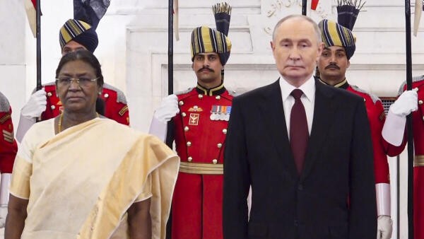 President Droupadi Murmu with Russian President Vladimir Putin during a state banquet at Rashtrapati Bhavan, in New Delhi.