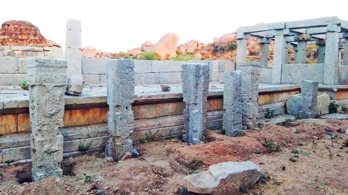 Pillar damaged at Shiva temple in Hampi