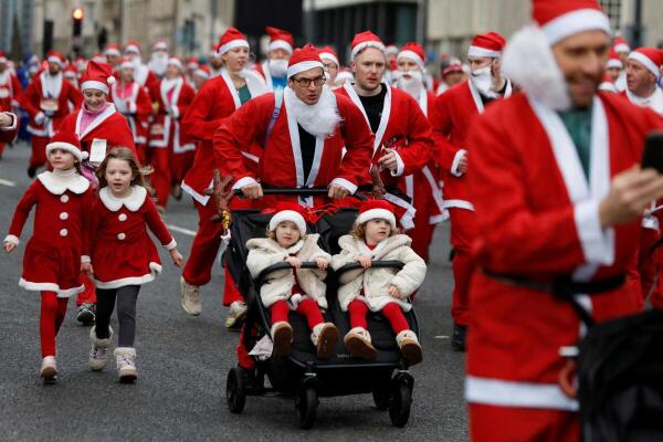 Runners dressed as Santa Claus take part in the annual 5km Santa Dash in Liverpool, Britain.