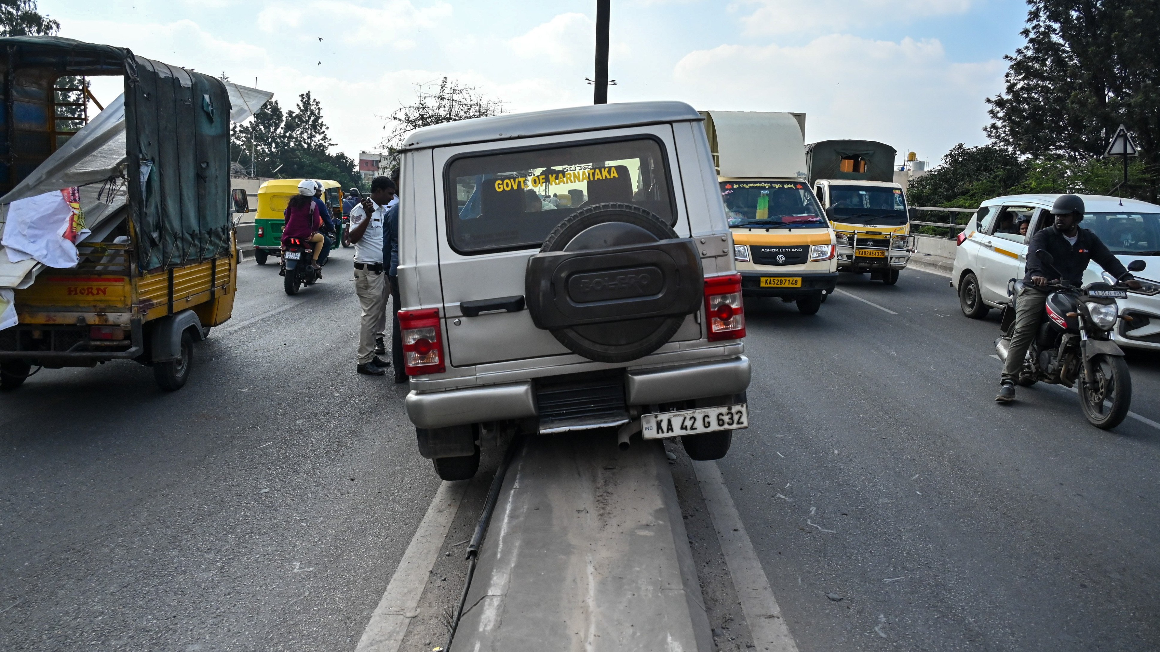 Speeding govt vehicle gets stuck on Mysuru Road median, triggers traffic jam