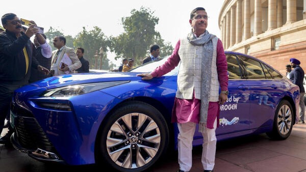 Pralhad Joshi arrives in a hydrogen fuel cell car in Parliament