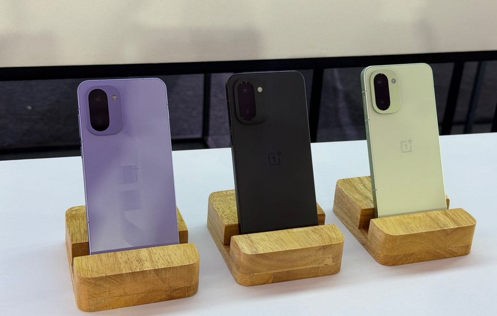 OnePlus 15R series colours-- Electric Violet (left), Charcoal Black (middle) and Breeze Mint (left).