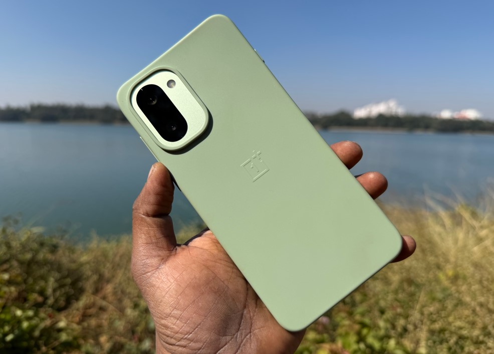 OnePlus 15R with colour-matching silicone cover case, which by the way comes free of cost with the retail box.