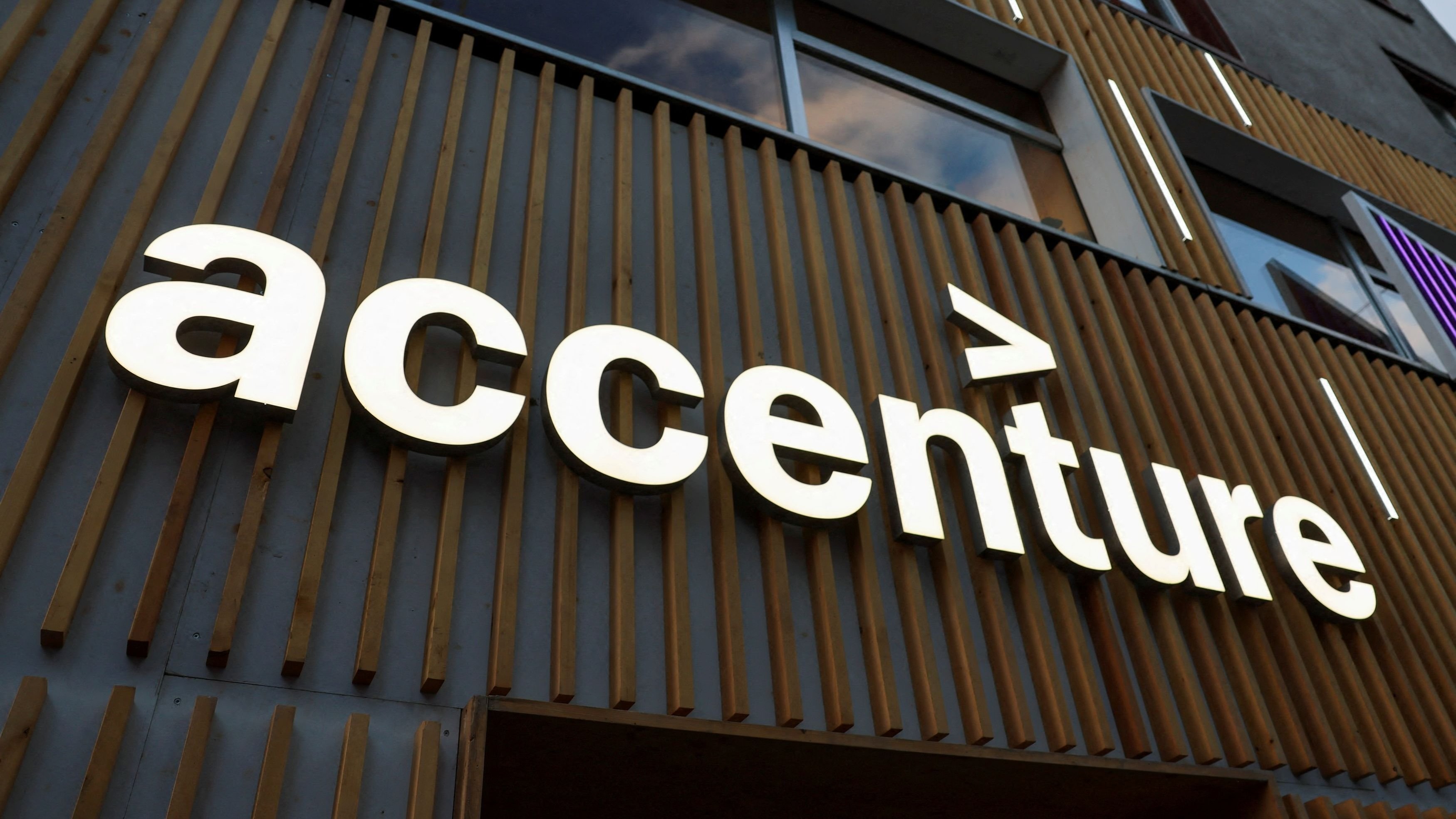 Accenture revenue up 6% to $18.7 billion; AI new bookings at $2.2 billion