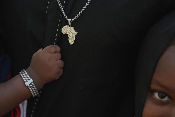 Maka Keila (27), holds his daughters Aminata  (3), and Bintou (1), on the outskirts of Nouakchott, Mauritania, July 12, 2025, amid a crackdown on irregular migration following a 2024 partnership agreement with the European Union.