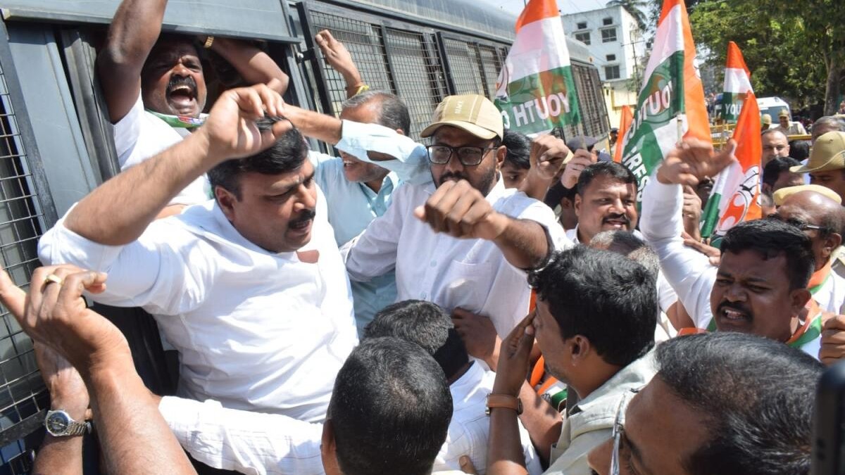Congress workers try to barge into BJP office in Mandya, detained