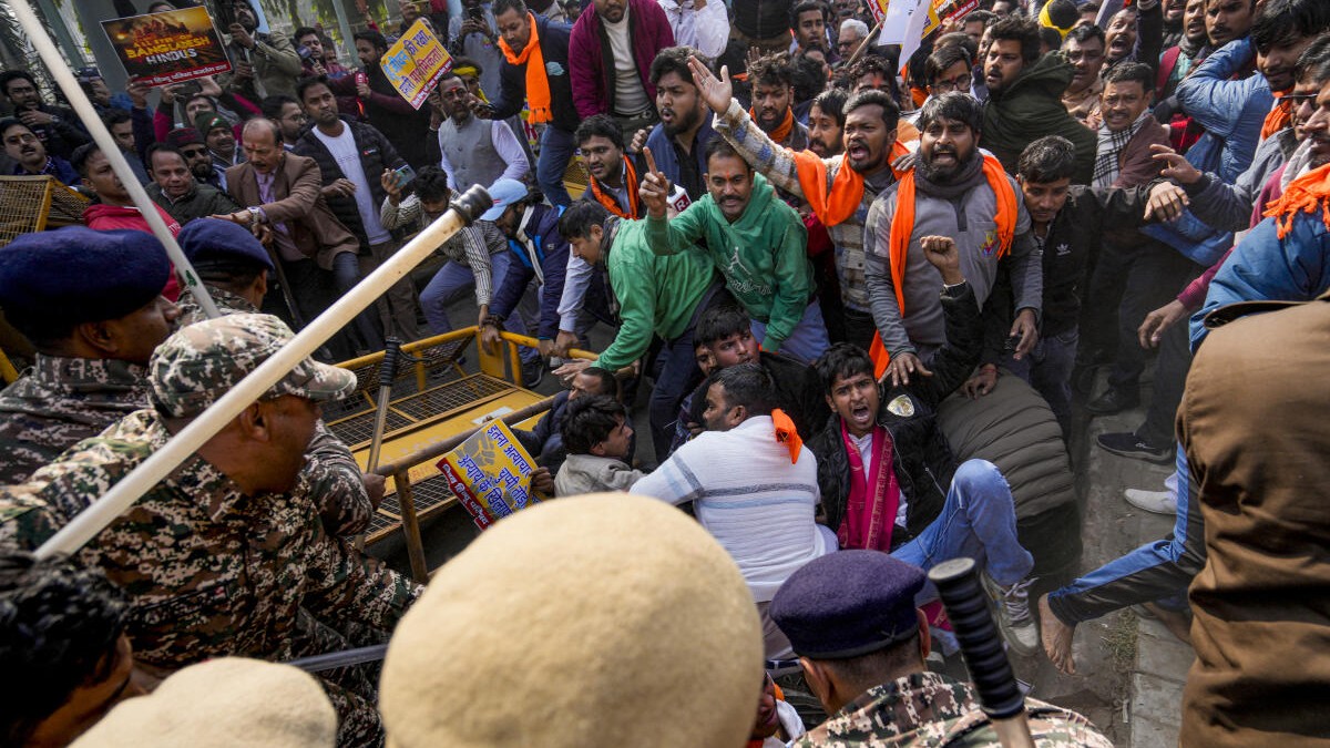 Hindu man's lynching: Chaos outside Bangladesh High Commission as protesters clash with police; 40 detained