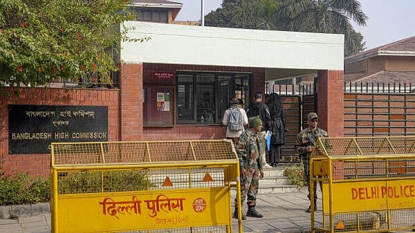 Bangladesh Visa Suspension Update: Dhaka halts visa services in New Delhi and Tripura missions amid protests and rising diplomatic tensions with India.