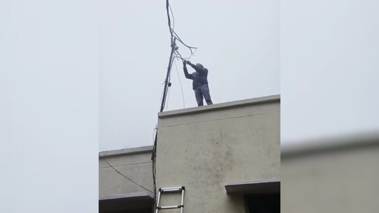 Congress MLA climbs poles, cuts electricity to officials' houses over frequent outages in Haridwar