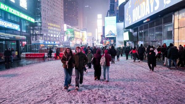 Snow piles up as winter blast moves through New York City area