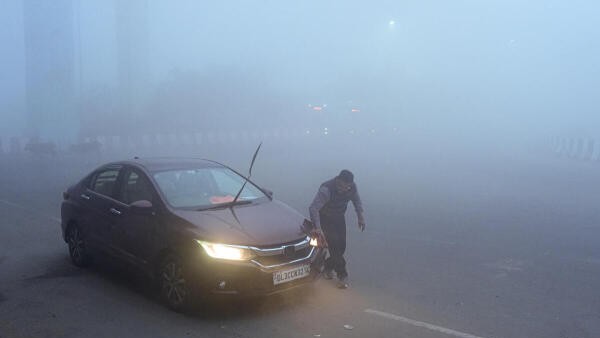 With AQI at 402, Delhi's air quality severe as dense smog hinders traffic movement