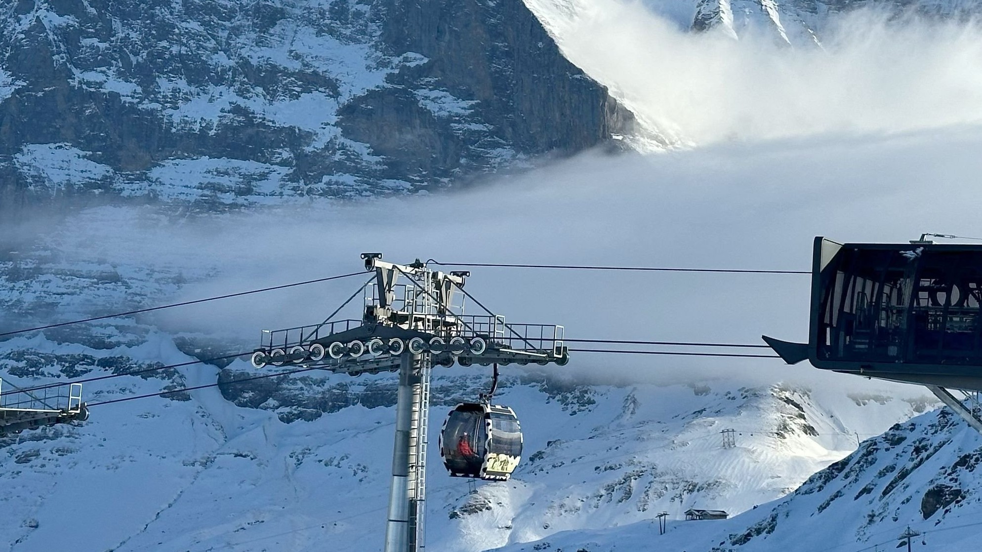 Italian cable car accident injures four people, 100 evacuated from mountain 