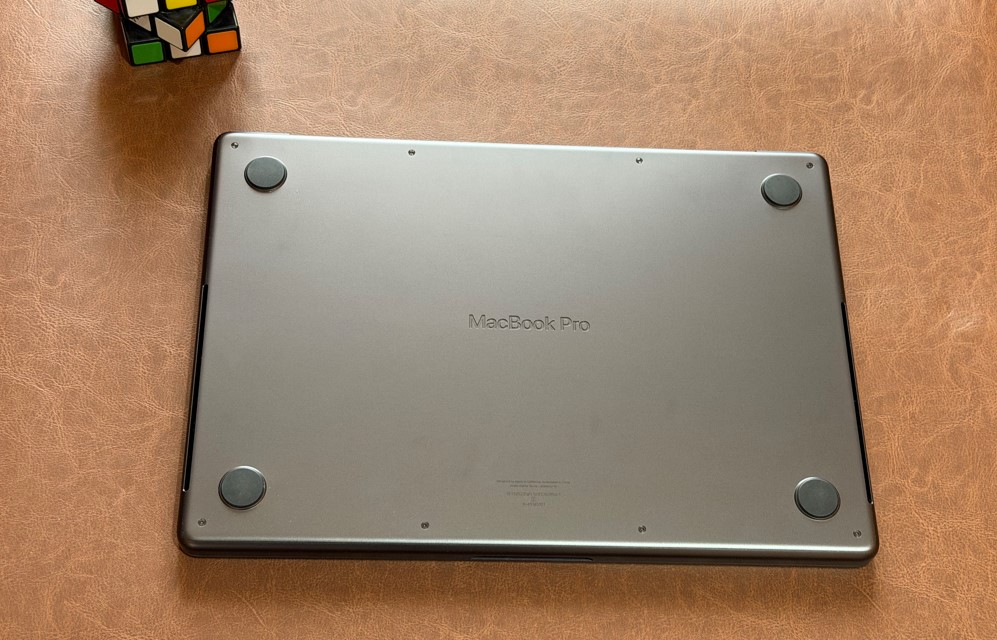 Apple MacBook Pro M5 (rear-side).