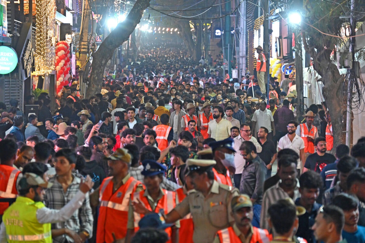A large crowd gathered at Koramangala at midnight to usher in the New Year. DH PHOTO/PUSHKAR V