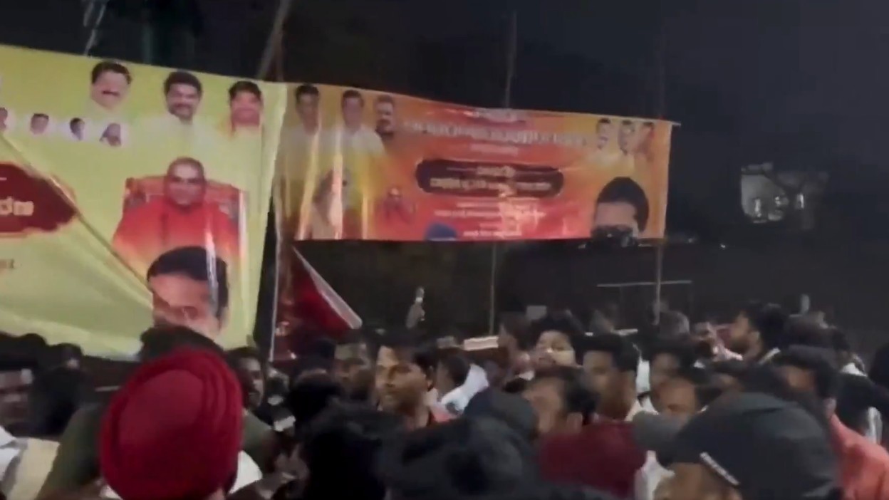 Supporters of Congress MLA Bharath Reddy & BJP's Janardhana Reddy clash over banner in Karnataka