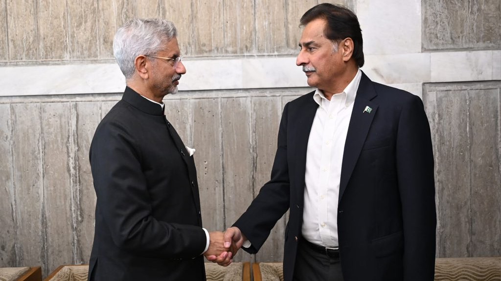 Pakistan's National Assembly Speaker briefly interacts with EAM Jaishankar in Dhaka