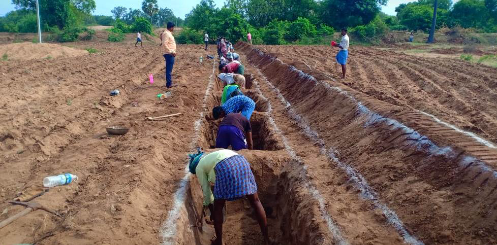 ಹಗರಿಬೊಮ್ಮನಹಳ್ಳಿ ತಾಲ್ಲೂಕಿನ ಮಾದೂರು ಗ್ರಾಮದಲ್ಲಿ ಬದು ನಿರ್ಮಾಣದಲ್ಲಿ ತೊಡಗಿರುವ ಕಾರ್ಮಿಕರು