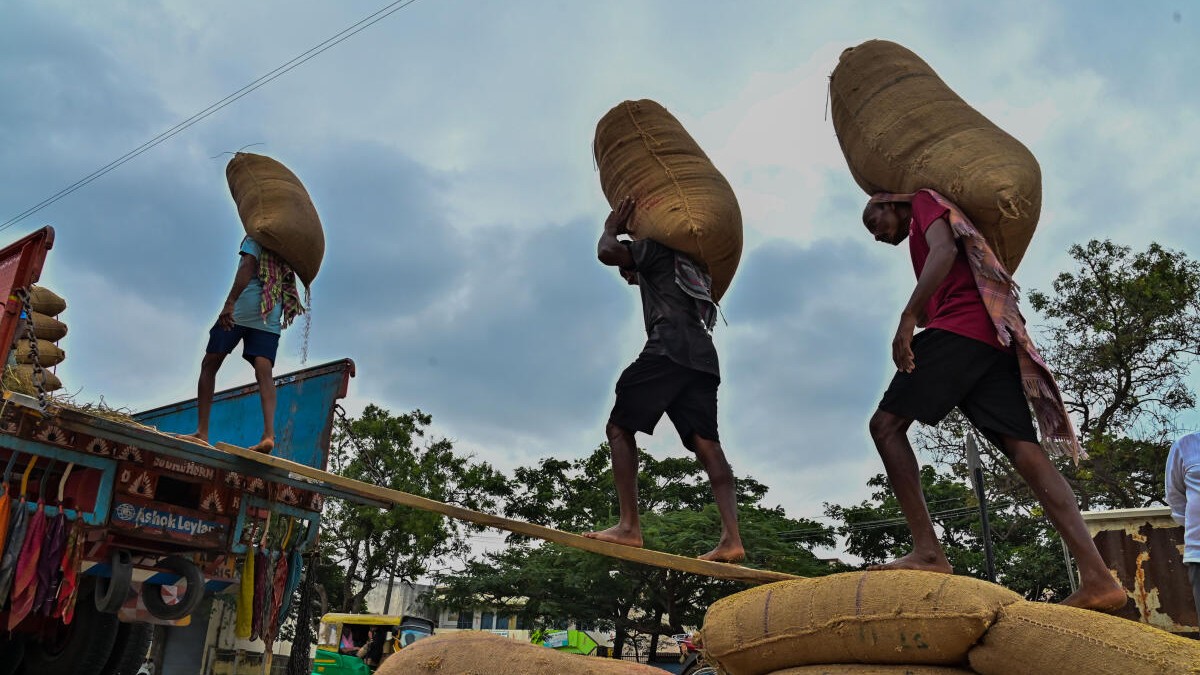 Mandya DC issues directions to ensure timely wages, ESI and PF for hamali workers