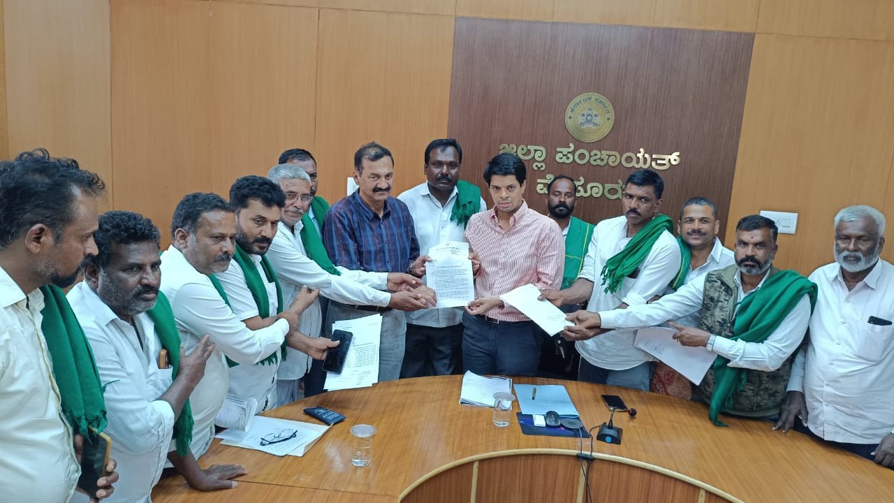 KPCC spokesperson Lakshmana discusses farmers' issues with DC in Mysuru