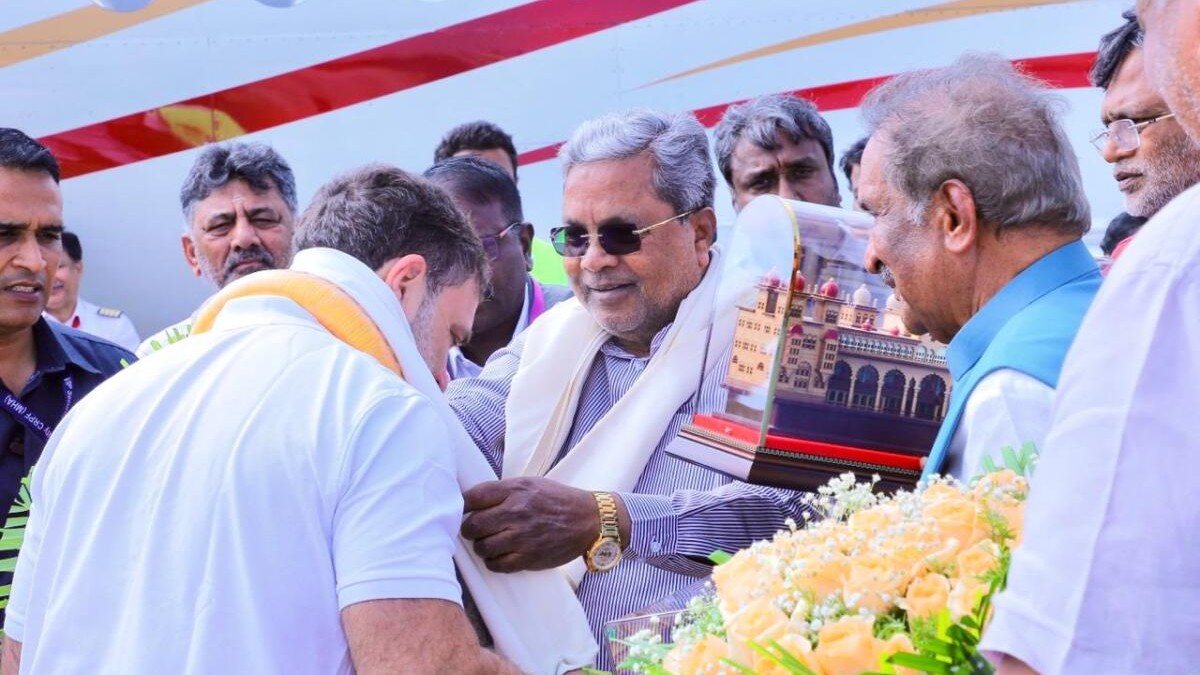 Siddaramaiah & Shivakumar spend a minute each with Rahul Gandhi