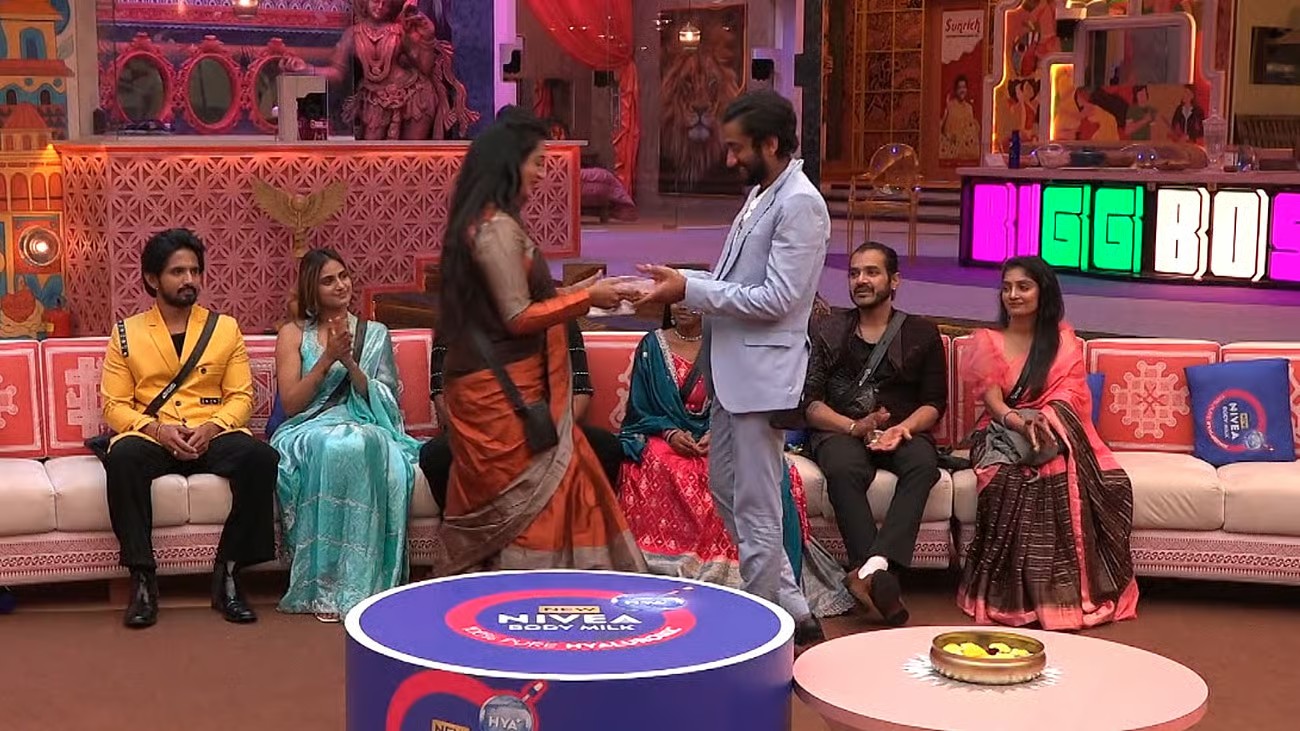 Ashwini Gowda giving gift to Gilli's mother.