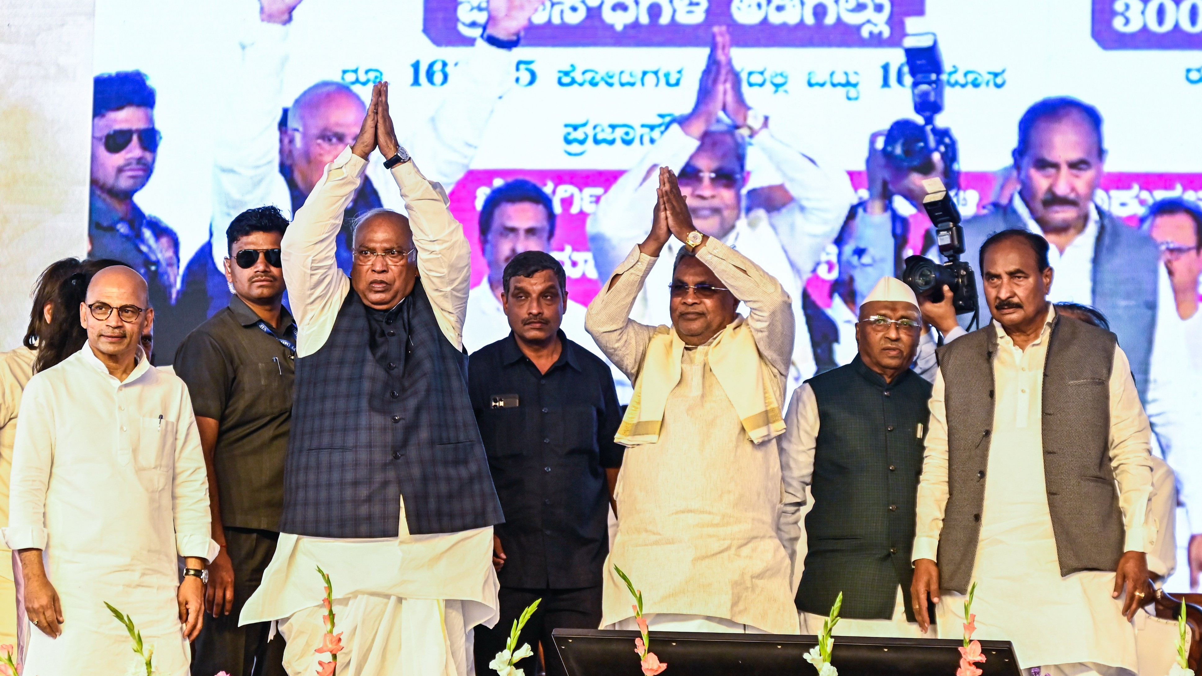 Mallikarjun Kharge taunts DKS over neglect of Kalyana Karnataka
