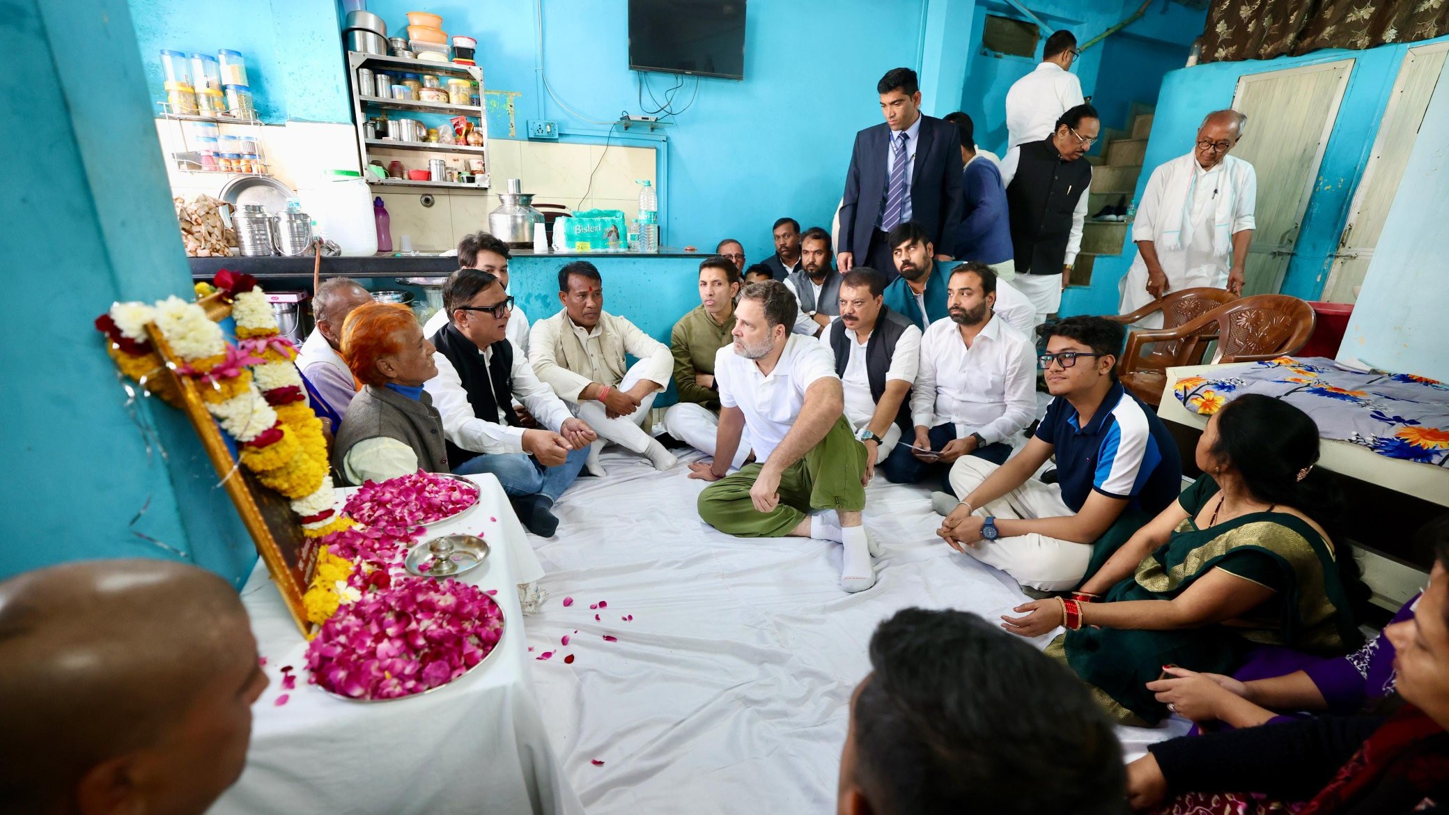Rahul Gandhi meets patients, families of Indore water contamination victims