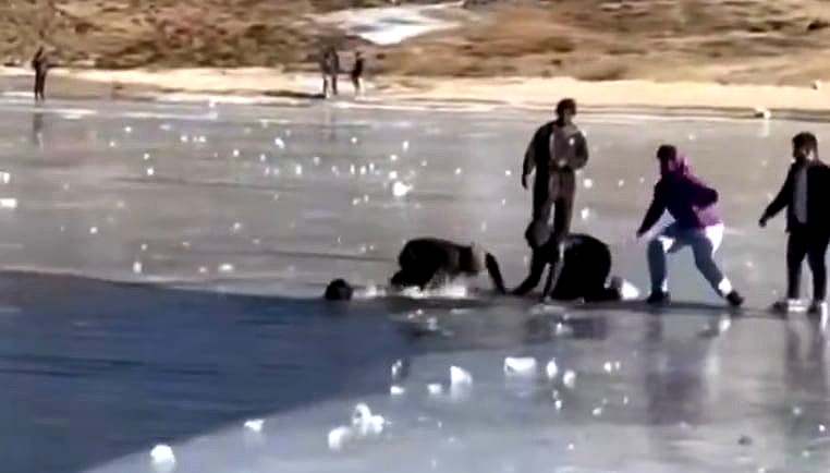 Body of second Kerala tourist recovered from frozen Sela lake in Arunachal Pradesh