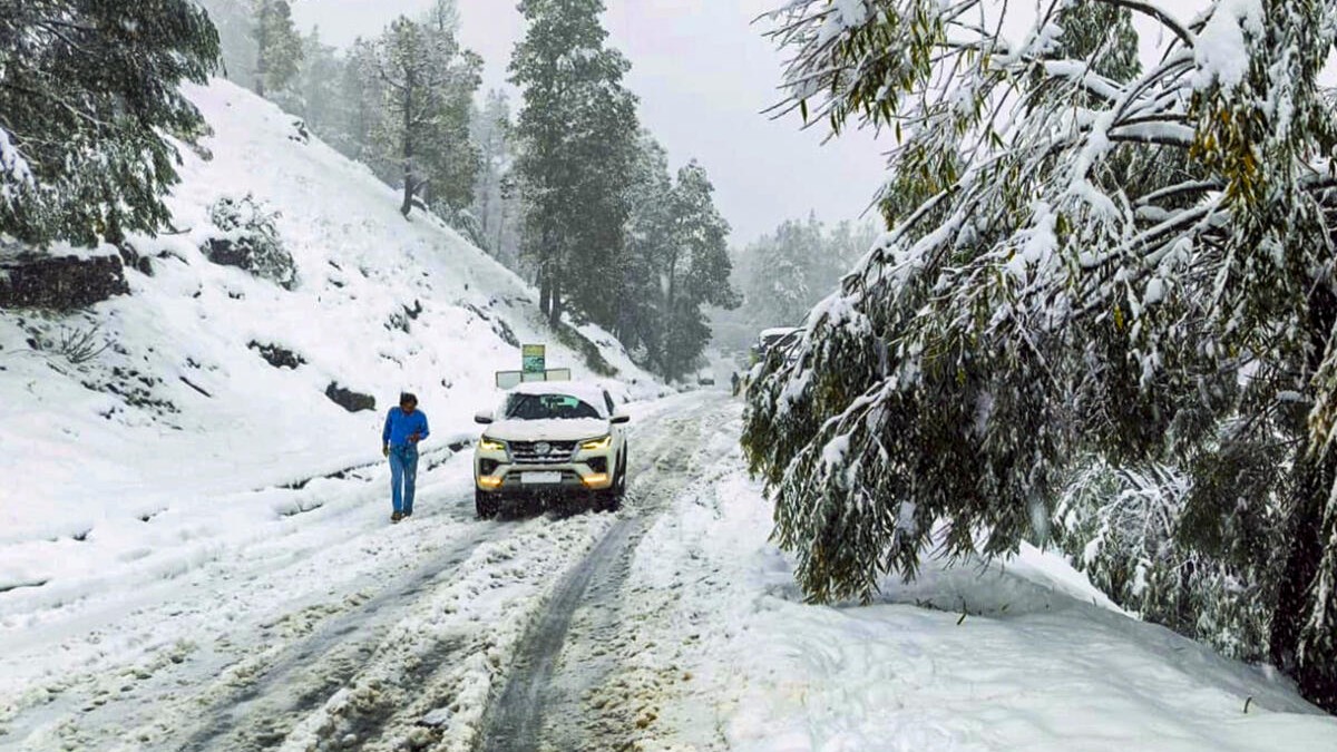 Cold wave in north India: J&K's Sonamarg freezes at minus 8.9 degrees, light snowfall in Himachal
