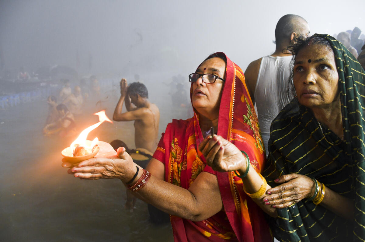 Prayagraj: People offer prayers on the occasion of 'Mauni Amavasya' during the ongoing 'Magh Mela' festival, at Sangam, in Prayagraj, Sunday, Jan. 18, 2026.