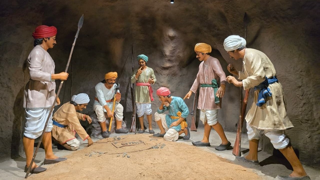 An exhibit of a strategy session by freedom fighter Sangolli Rayanna is displayed at the 'Veerabhumi' museum at Nandgad in Khanapur taluk of Belagavi district. Chief Minister Siddaramaiah inaugurated the museum on Monday. DH PHOTO/EKANATH AGASIMANI