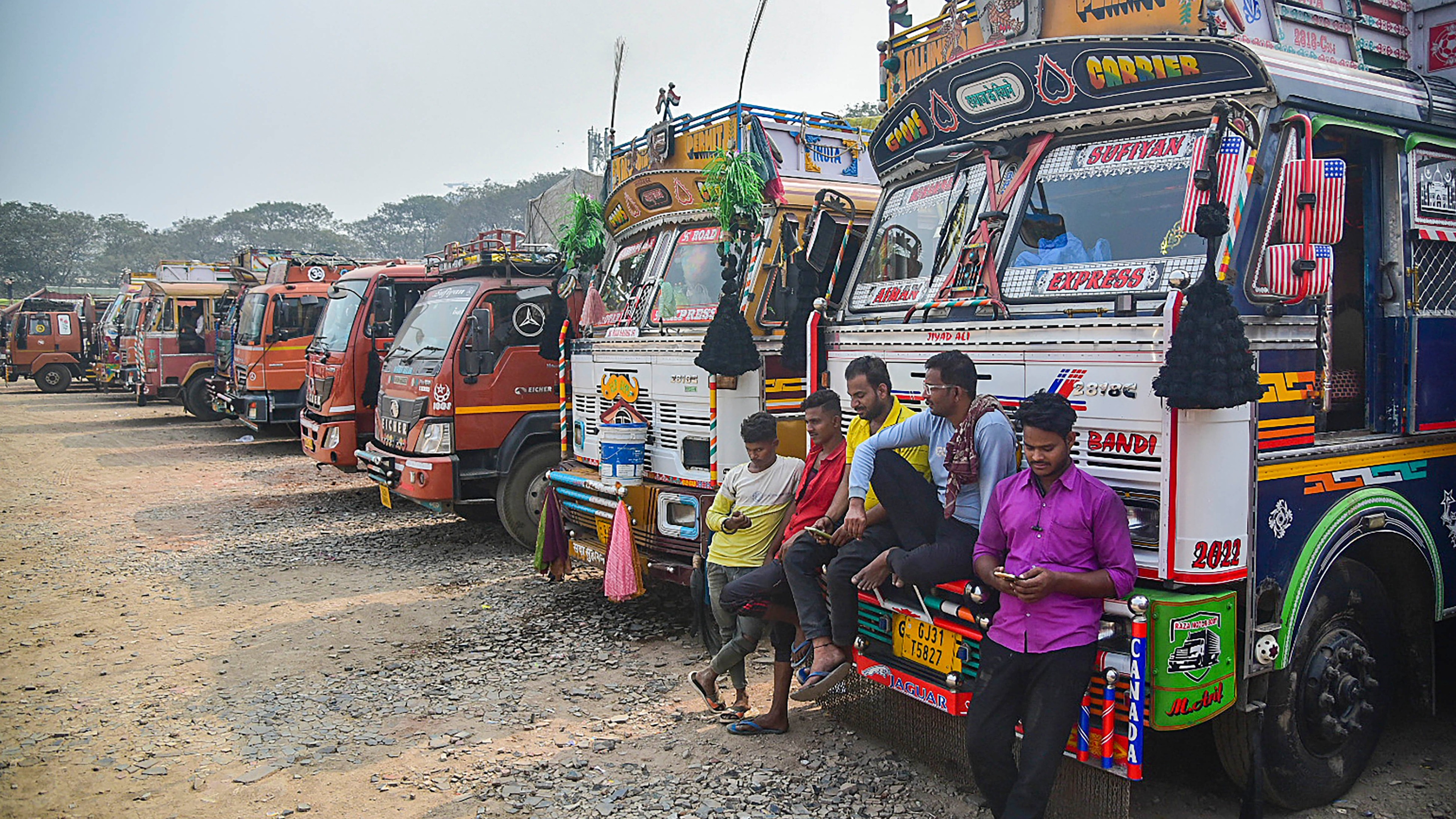 Truck driver who survived earlier accident at Noida crash site demands invoking of murder charges